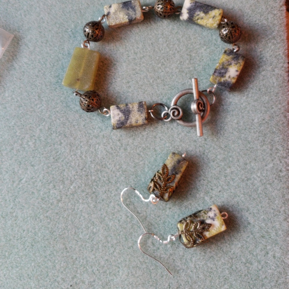 Natural jade bracelet and earringsa